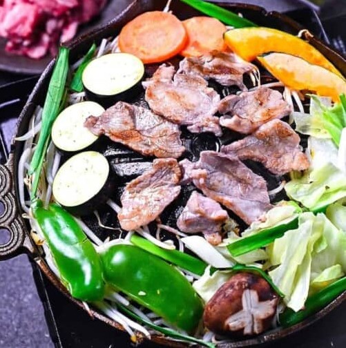 เจงกิสข่าน (Jingisukan): เนื้อแกะย่างบนกระทะทรงโดม